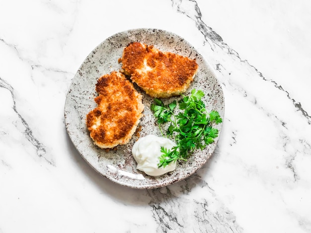 Gefrituurde broodkruimels gebakken halloumi-kaas en griekse yoghurt een heerlijke snack tapas hapjes op een licht marmeren achtergrond bovenaanzicht