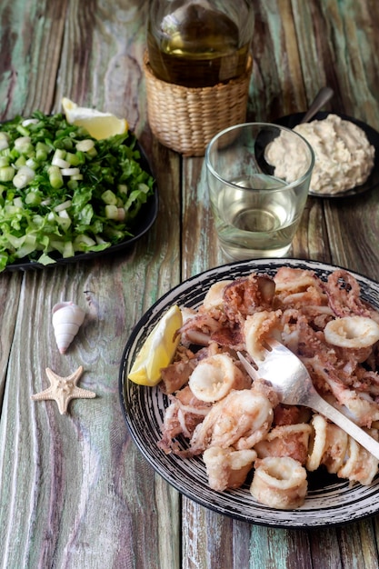 Gefrituurde calamares op een houten tafel