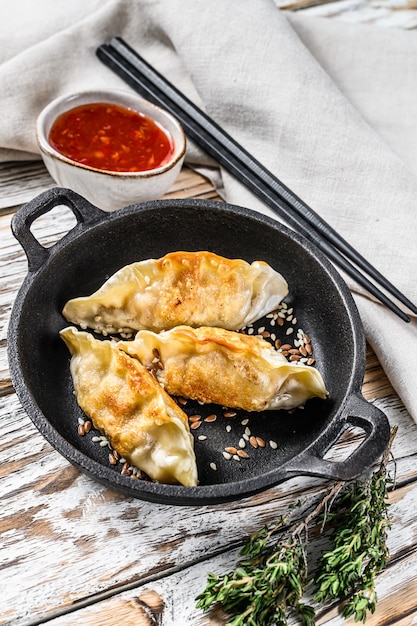 Gefrituurde dumplings in een pan