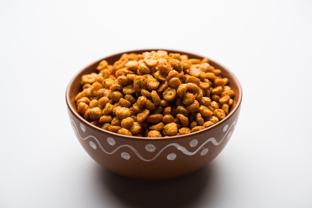 Gefrituurde en pittige Chana Dal Masala is een populair Chakna-recept. geserveerd in een kom. selectieve focus