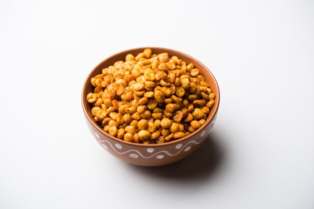 Gefrituurde en pittige Chana Dal Masala is een populair Chakna-recept. geserveerd in een kom. selectieve focus