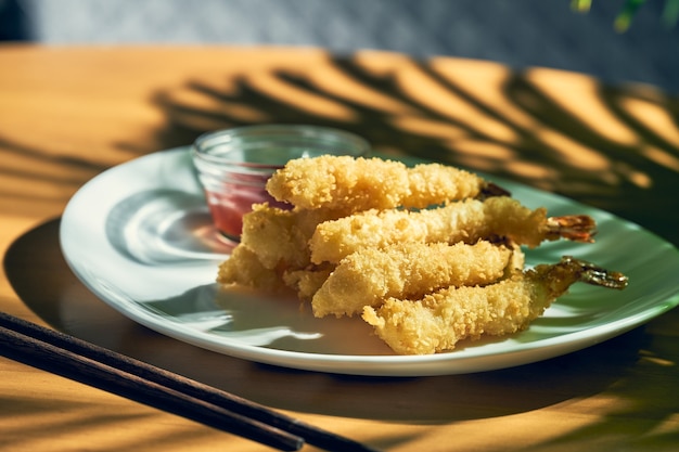 Gefrituurde gamba's in tempura met saus. Chinese keuken.