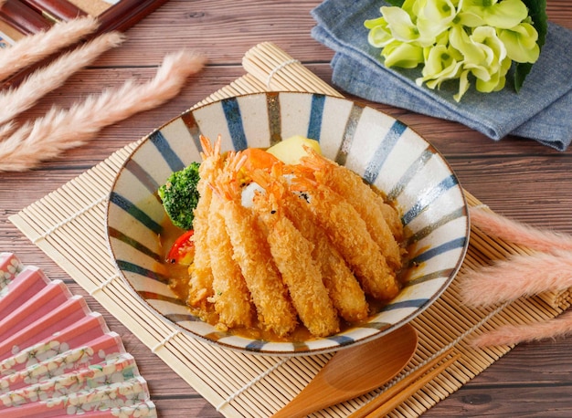 Gefrituurde Garnalen Curry Rijst geserveerd in schotel geïsoleerd op tafelblad weergave van taiwan eten