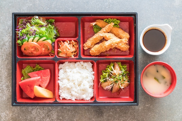 gefrituurde garnalen in Bento-set