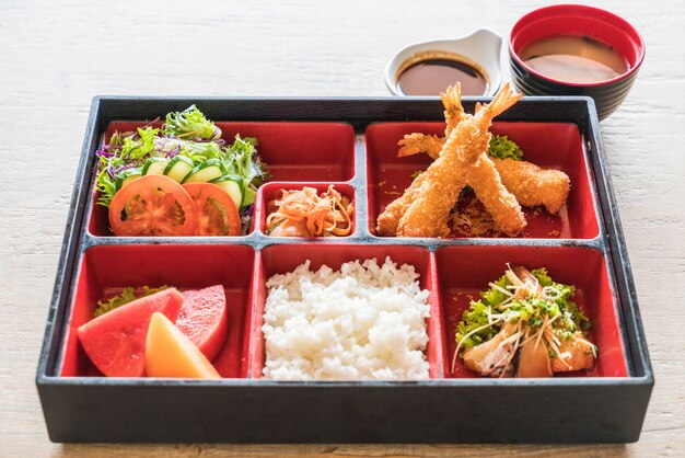 gefrituurde garnalen in Bento-set