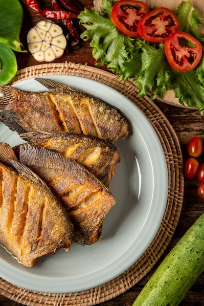 Gefrituurde gourami op tafel en groenten