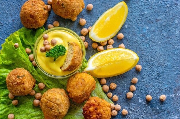 Gefrituurde huisgemaakte vegetarische falafel gemaakt van gemalen kikkererwten