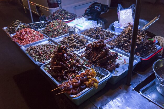 Gefrituurde insecten insecten slangen wormen op straatvoedselmarkt exotisch eten Aziatische keuken