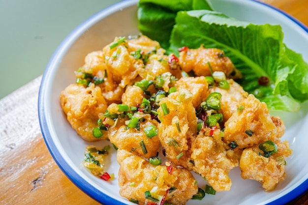 Foto gefrituurde kippenezen tijdens de lunch