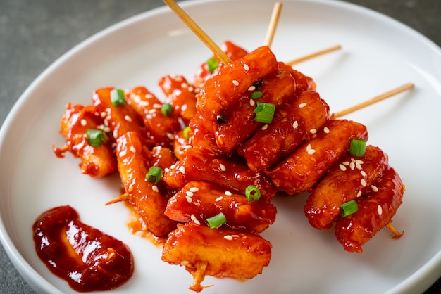 gefrituurde Koreaanse rijstwafel (Tteokbokki) spies met pikante saus - Korean food style