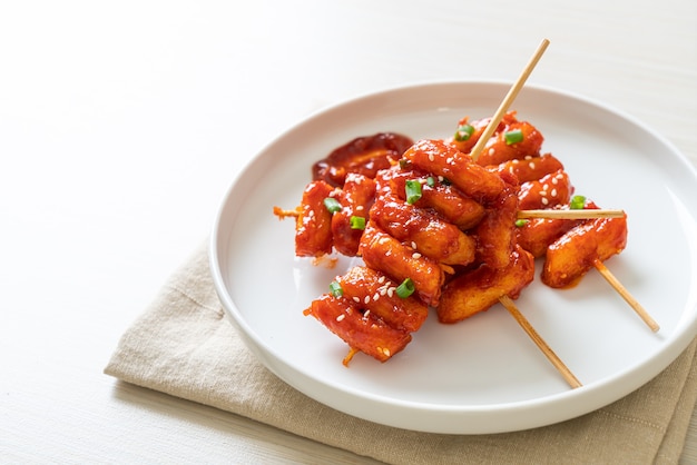 gefrituurde Koreaanse rijstwafel (Tteokbokki) spies met pittige saus - Koreaanse eetstijl