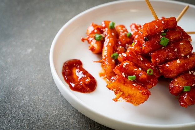 gefrituurde Koreaanse rijstwafel (Tteokbokki) spies met pittige saus - Koreaanse eetstijl