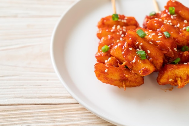 gefrituurde Koreaanse rijstwafel (Tteokbokki) spies met pittige saus - Koreaanse eetstijl