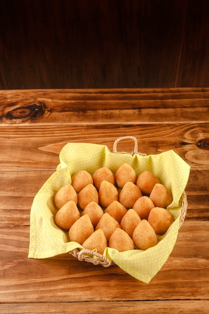 Gefrituurde kroket portie in een houten