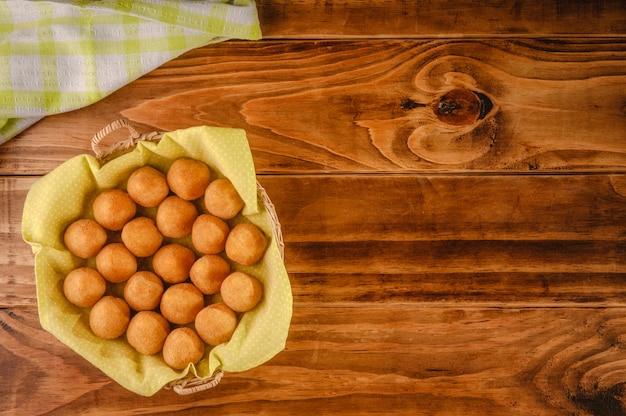 Gefrituurde kroket portie in een houten