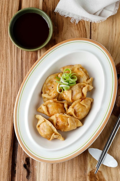 Gefrituurde mandu koreaanse dumpling gemaakt van meeldeeg gevuld met gekruide kip en groente