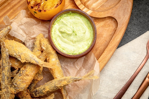 Foto gefrituurde mul gefrituurde mul met saus en citroenbier snack