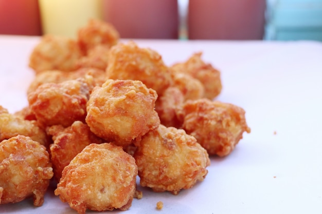 gefrituurde nuggets bij straatvoedsel