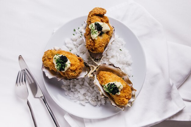 Gefrituurde oesters met mayonaise en kaviaar.