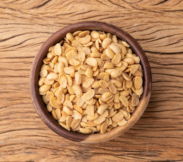 Gefrituurde sojabonensnack in een kom boven houten tafel