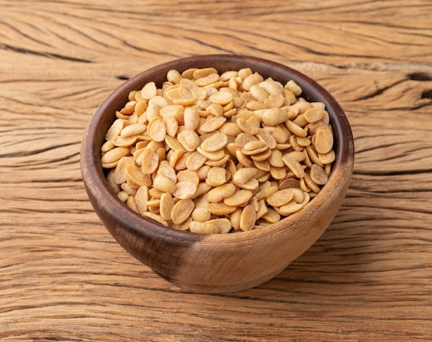 Gefrituurde sojabonensnack in een kom boven houten tafel