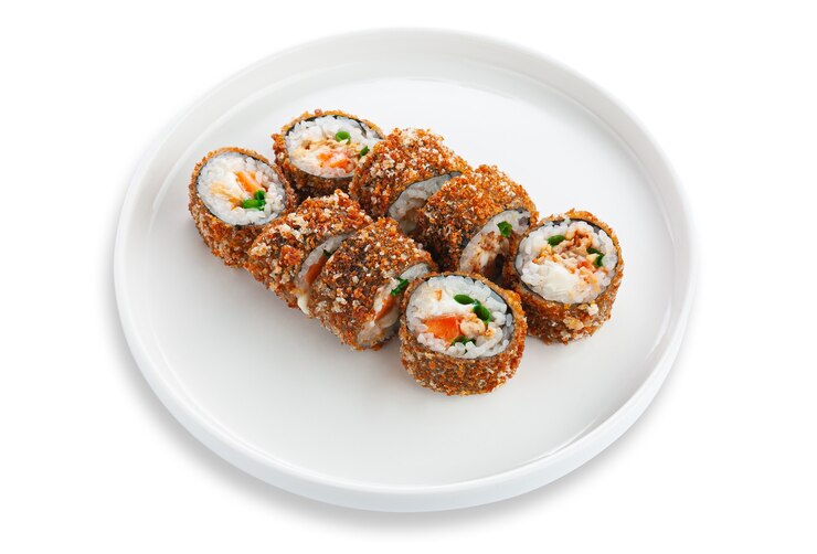 Gefrituurde sushirol met zeevruchten. Op een witte keramische plaat. Witte achtergrond. Geïsoleerd.