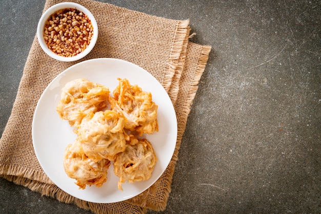 gefrituurde taro met saus, veganistisch en vegetarisch eten food