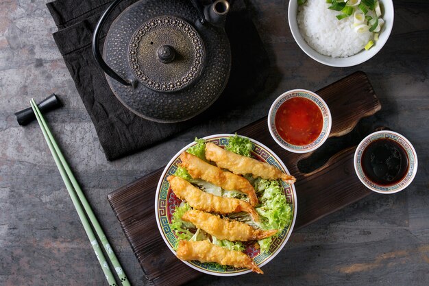 Gefrituurde tempura garnalen met sauzen