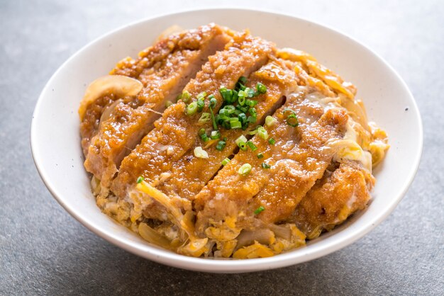 gefrituurde varkenskotelet rijstkom (Katsudon)