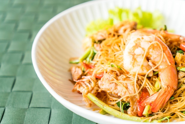 gefrituurde witte vermicelli en watermimosa met pittige saus