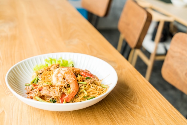 gefrituurde witte vermicelli en watermimosa met pittige saus