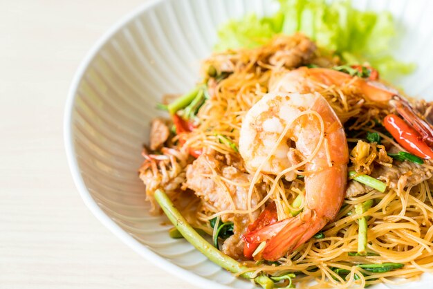 gefrituurde witte vermicelli en watermimosa met pittige saus