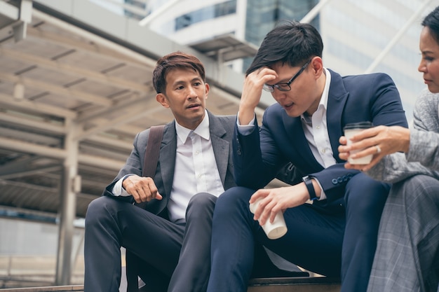 Gefrustreerd overstuur aziatisch zakelijk team met slecht werkresultaat en teleurgesteld?