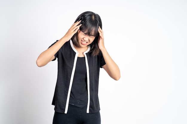 Gefrustreerde Aziatische jonge vrouw die hoofd vasthoudt met hoofdpijn