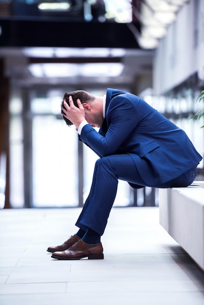 gefrustreerde jonge zakenman aan het werk op laptopcomputer op kantoor