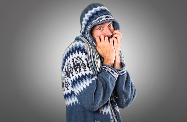 Foto gefrustreerde man met winterkleren op grijze achtergrond