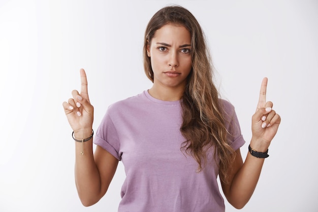 Foto gefrustreerde teleurgestelde vrouw die met de vinger omhoog wijst?