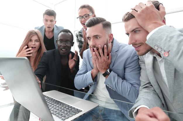 Foto gefrustreerde verkoopmanagers voor vrouwen en mannen die in de showroom werken en naar een laptopmonitor kijken