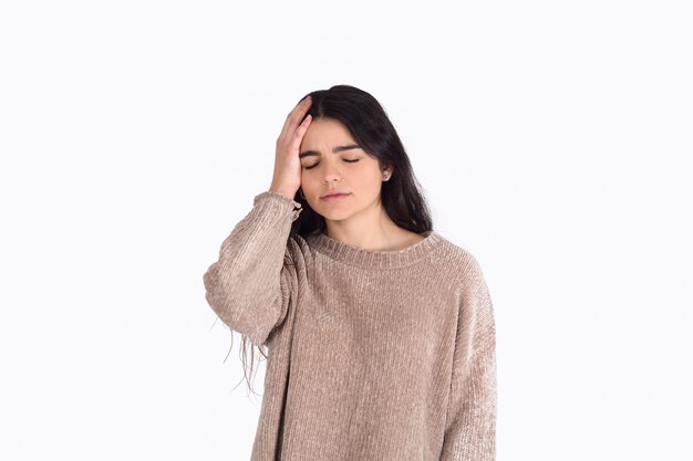 Gefrustreerde vrouw die haar oren behandelt.