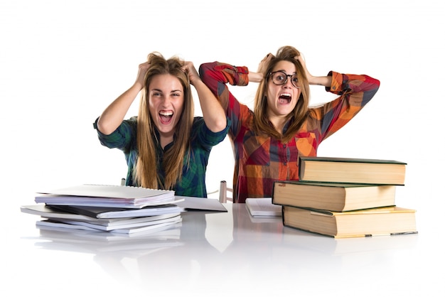 Foto gefrustreerde zussen samen studeren