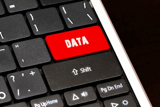 Foto gegevensadvertenties op rode enter-knop op zwart toetsenbord
