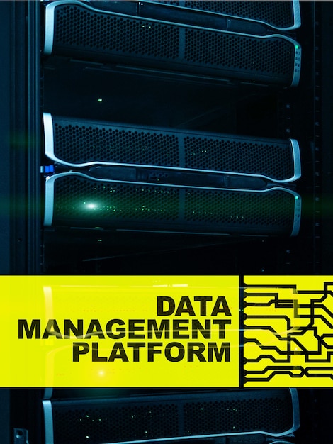 Gegevensbeheer en analyseplatformconcept op serverruimteachtergrond