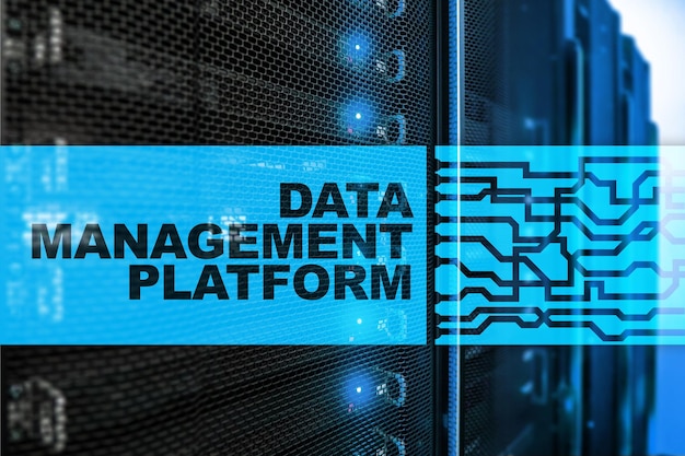 Gegevensbeheer en analyseplatformconcept op serverruimteachtergrond