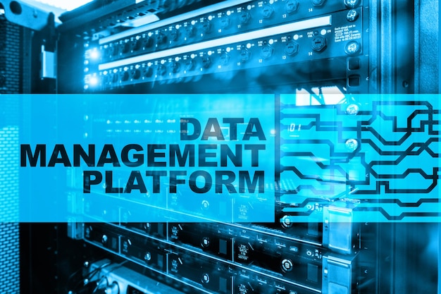 Gegevensbeheer en analyseplatformconcept op serverruimteachtergrond