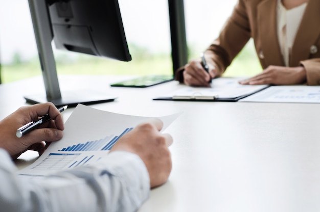 Foto gegevensbestand bedrijfsdocenten met accountant op de werkplek