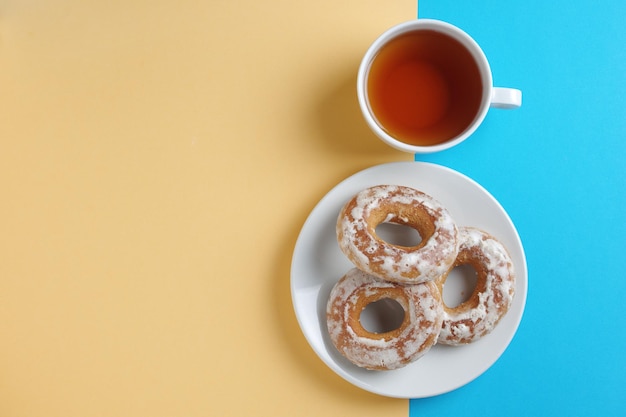 Geglazuurde bagels en kopje thee