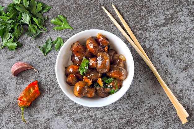 Geglazuurde champignons in Chinese stijl met sojasaus. Veganistische lunchchampignons in Chinese saus.