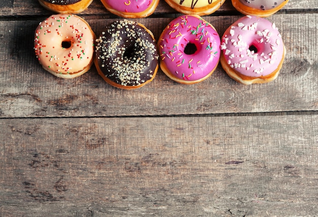 Geglazuurde donuts op houten achtergrond