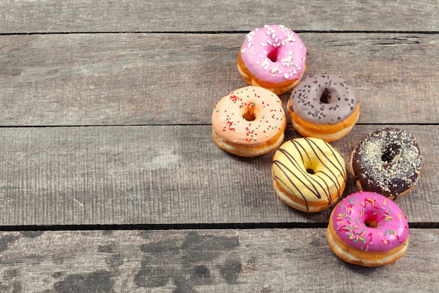 Geglazuurde donuts op houten achtergrond