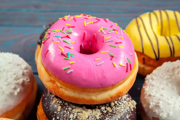 Geglazuurde donuts op houten achtergrond